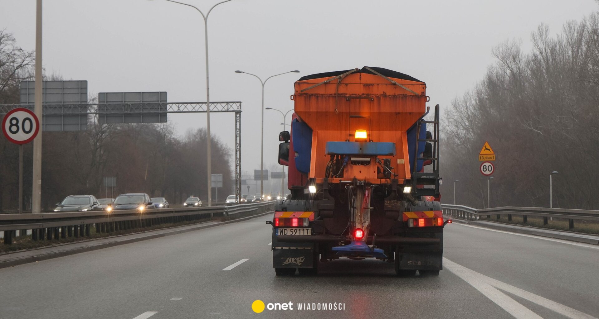 Gołoledź na A1. Auta wypadają z drogi. Służby apelują do kierowców