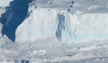 Kaskada pęknięć w "lodowcu zagłady". Thwaites słabnie w rekordowym tempie