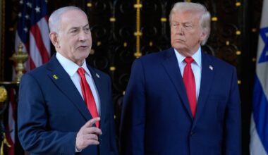 Dw&oacute;ch mężczyzn w garniturach stoi obok siebie, po lewej premier Izraela Benjamin Netanjahu, po prawej były prezydent USA Donald Trump.