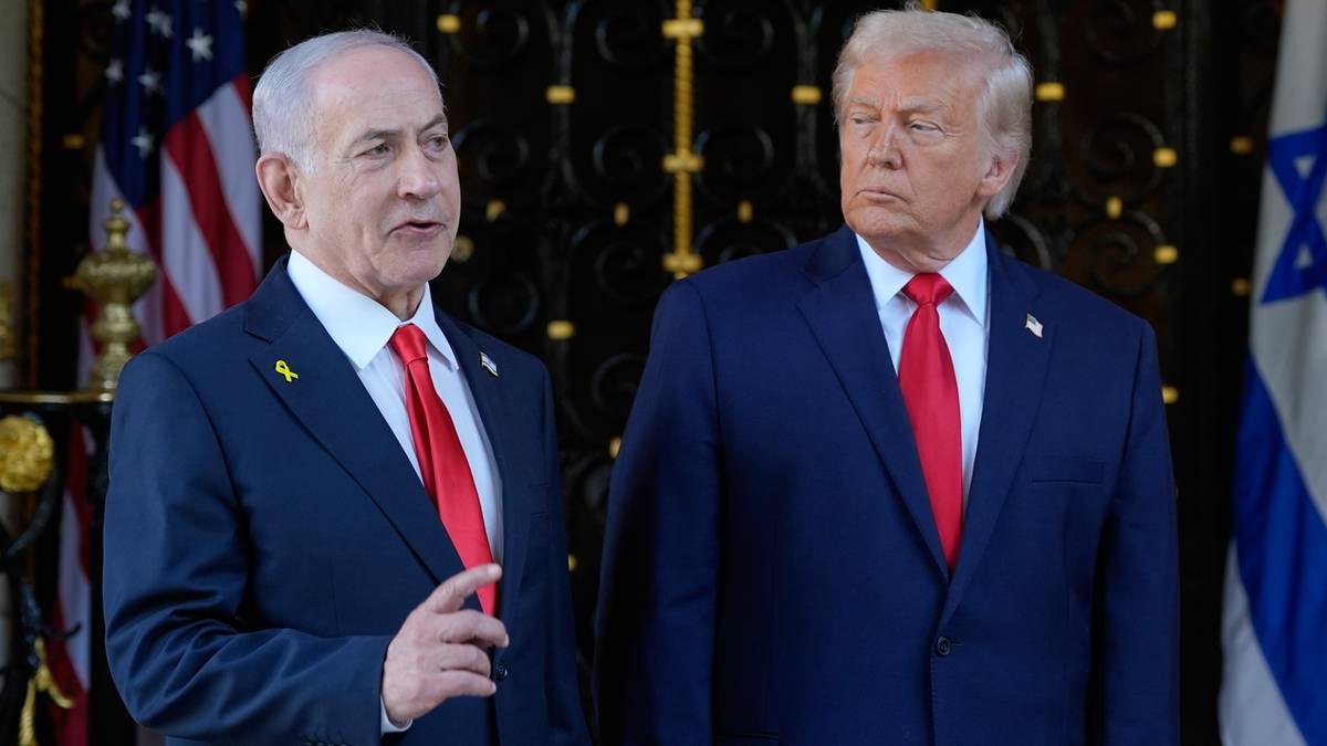 Dw&oacute;ch mężczyzn w garniturach stoi obok siebie, po lewej premier Izraela Benjamin Netanjahu, po prawej były prezydent USA Donald Trump.