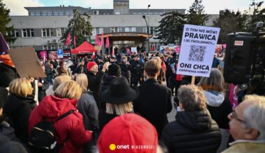 Gorąco przed szpitalem w Gdańsku. Z jednej strony ludzie Brauna, z drugiej Razem, Lewica i KOD [NAGRANIE]