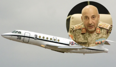 Prywatny odrzutowiec Gulfstream III w locie oraz zbliżenie na zdjęcie generała Mohammeda Ali Ahmeda Al-Haddada.
