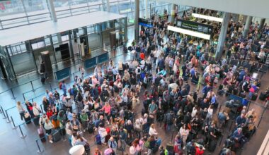 Pasażerowie na lotnisku