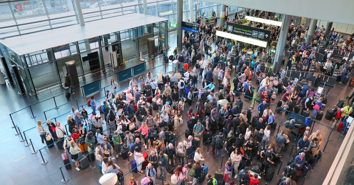 Pasażerowie na lotnisku