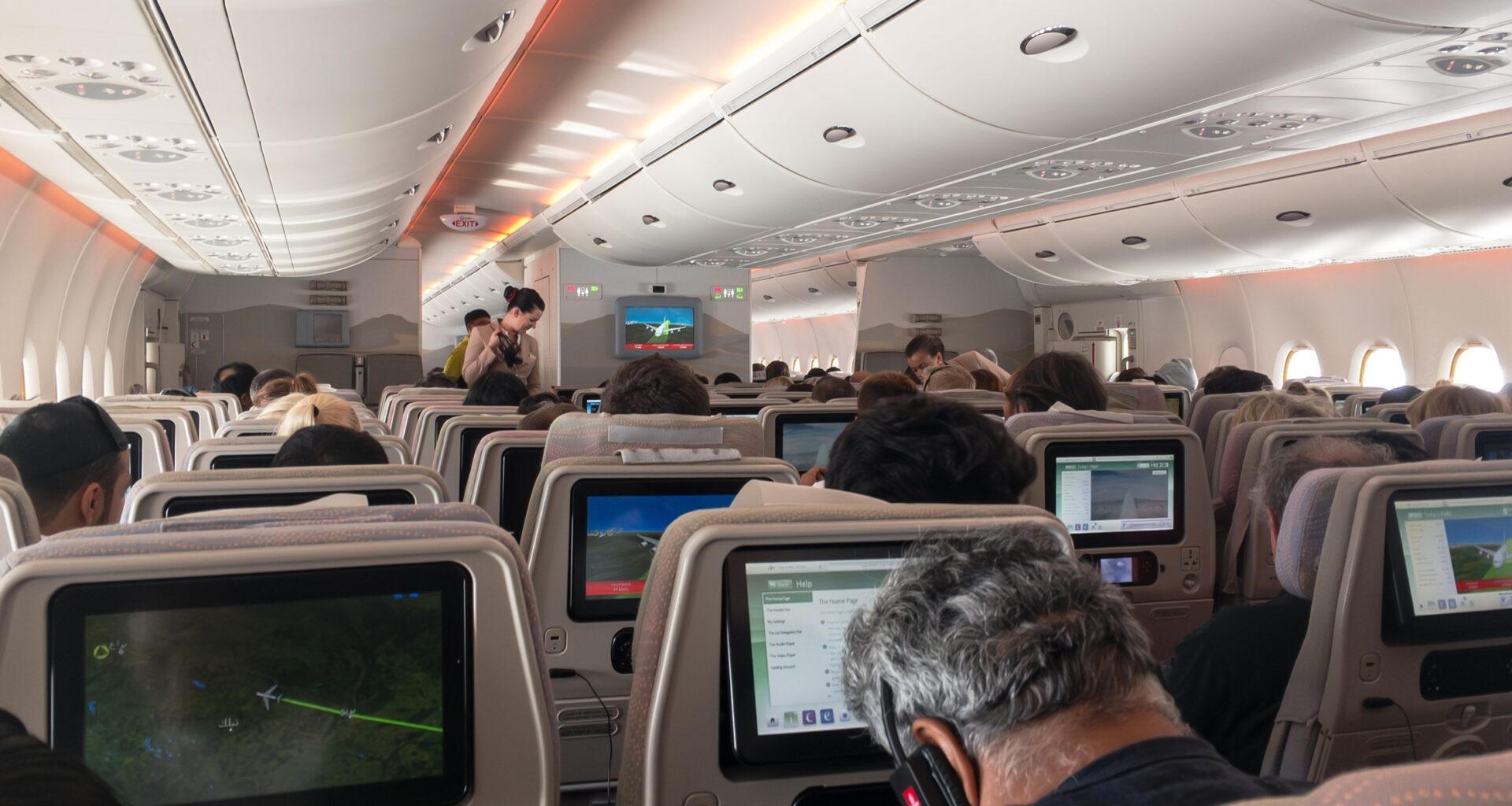 Pasażerowie i załoga na pokładzie samolotu