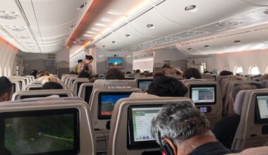 Pasażerowie i załoga na pokładzie samolotu