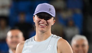 Uśmiechnięta Iga Świątek w czapce z daszkiem.