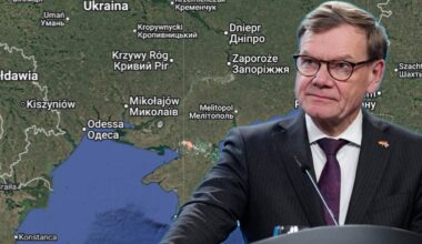 Johann Wadephul stoi przy m&oacute;wnicy na tle mapy Europy Wschodniej z zaznaczoną Ukrainą.