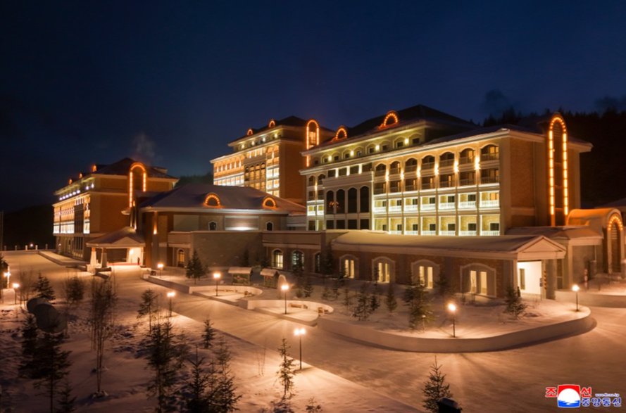 Nowe hotele otwarte w ośrodku turystycznym Samjiyon w KRLD