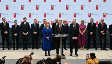 Premier Czech Andrej Babisz (w środku) i nowo mianowani członkowie jego rządu podczas pierwszej konferencji prasowej 15 grudnia 2025 r. w Pradze.
