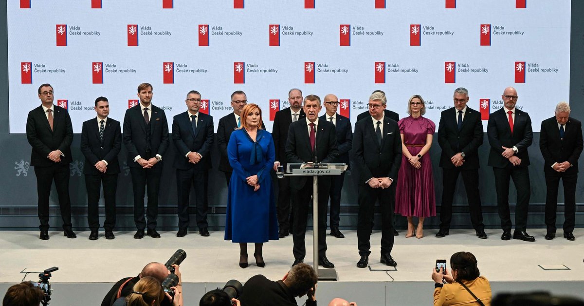 Premier Czech Andrej Babisz (w środku) i nowo mianowani członkowie jego rządu podczas pierwszej konferencji prasowej 15 grudnia 2025 r. w Pradze.