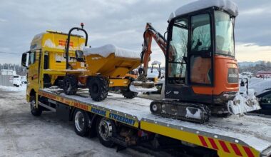 Policyjni technicy sprawdzają pochodzenie ciągnika rolniczego na jednym z placów na Podhalu