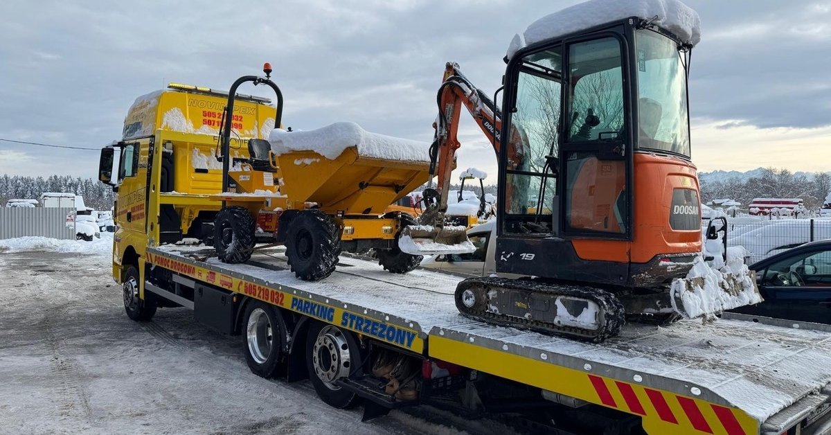 Policyjni technicy sprawdzają pochodzenie ciągnika rolniczego na jednym z placów na Podhalu