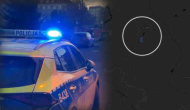 Radiow&oacute;z policyjny z włączonymi niebieskimi światłami na tle ulicy, obok mapa z zaznaczonym obszarem poszukiwań w okolicach Lublina.
