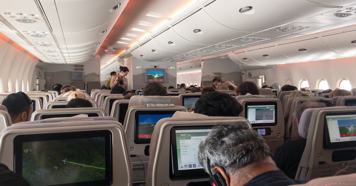 Pasażerowie i załoga na pokładzie samolotu