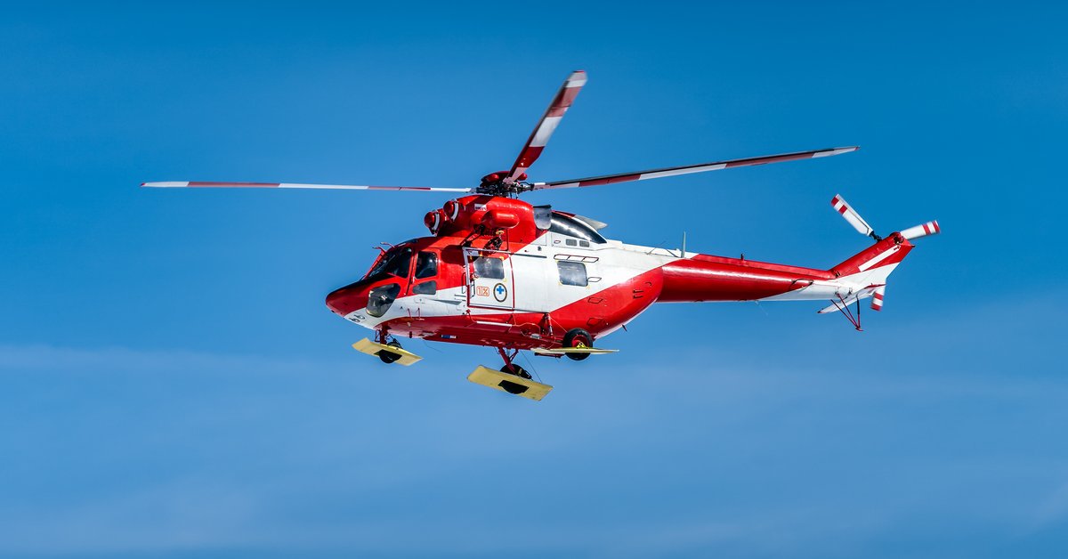 Turysta walczy o życie po upadku w rejonie Rysów. Dwóch innych poszukiwano całą noc