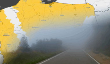 Mapa Polski z zaznaczonymi obszarami objętymi ostrzeżeniem przed gęstą mgłą. Na pierwszym planie widoczna droga prowadząca w gęstą mgłę.