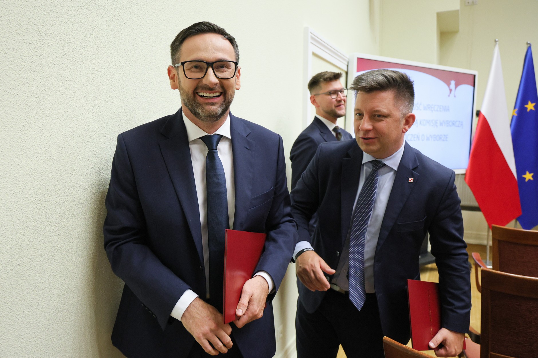 Michał Dworczyk i Daniel Obajtek na uroczystości wręczenia nowo wybranym posłom do Parlamentu Europejskiego zaświadczeń o wyborze, 20 czerwca 2024 r.