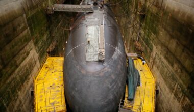 Okręt podwodny sfotografowany w bazie morskiej Ile Longue Defence w Crozon, niedaleko Brestu, w zachodniej Francji, 4 lipca 2017 r.