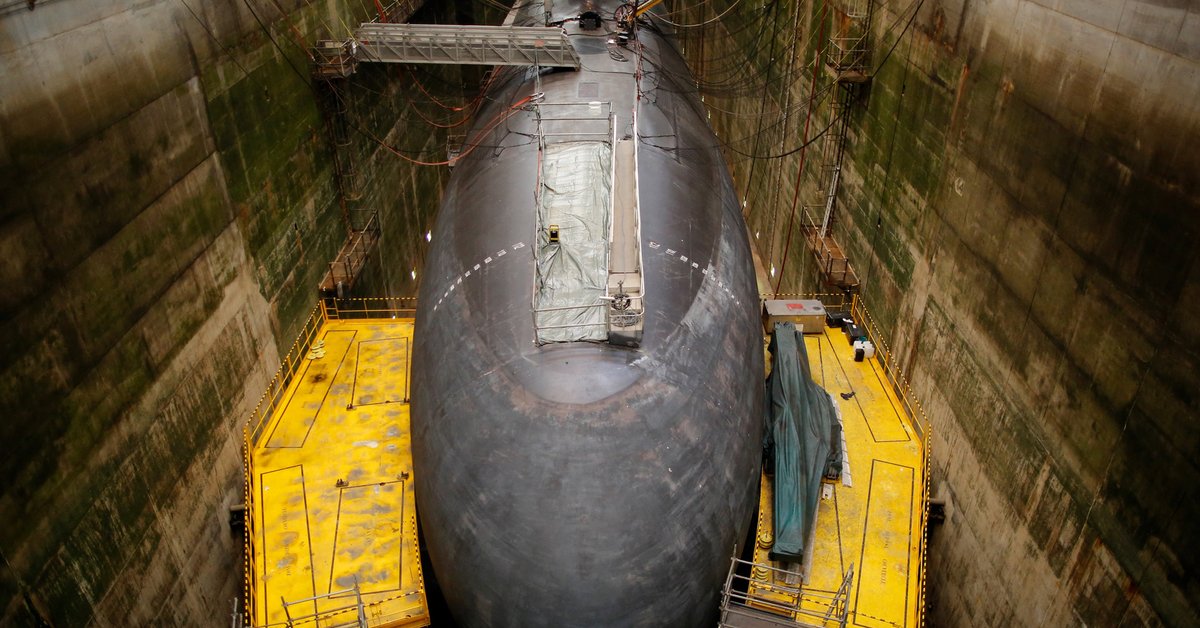 Okręt podwodny sfotografowany w bazie morskiej Ile Longue Defence w Crozon, niedaleko Brestu, w zachodniej Francji, 4 lipca 2017 r.