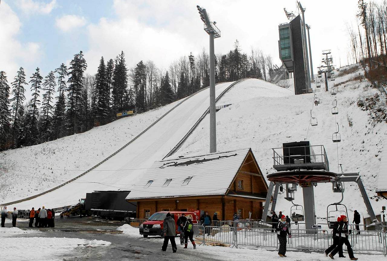 Poważny upadek w Wiśle. Skoczek runął na bulę. 'Wyglądało to dramatycznie'