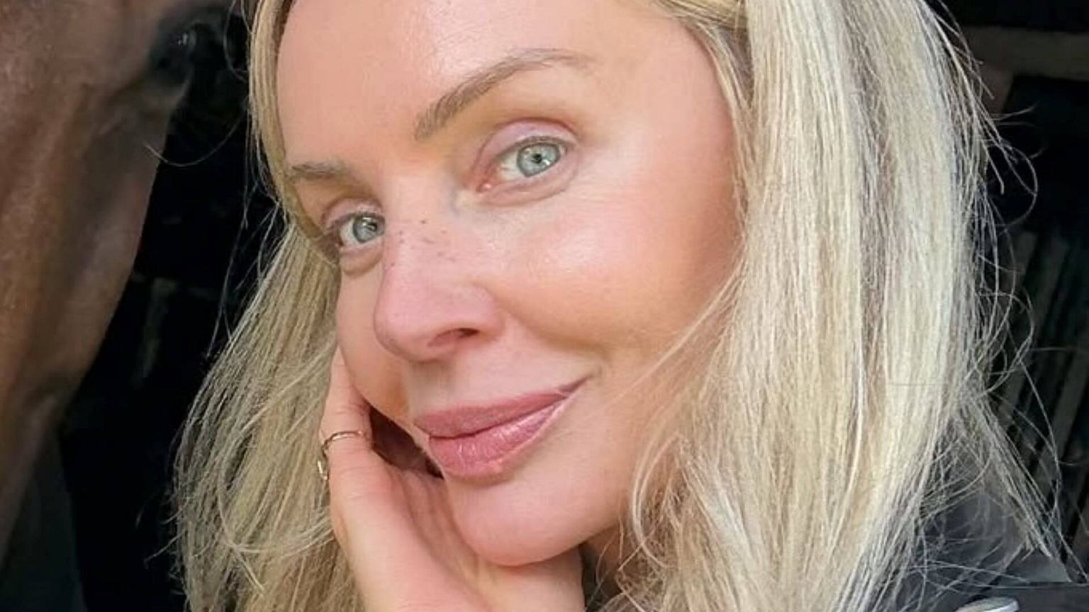 Zapomnij o cekinach. 'Modern muse' Agnieszki Woźniak-Starak to sylwestrowy hit