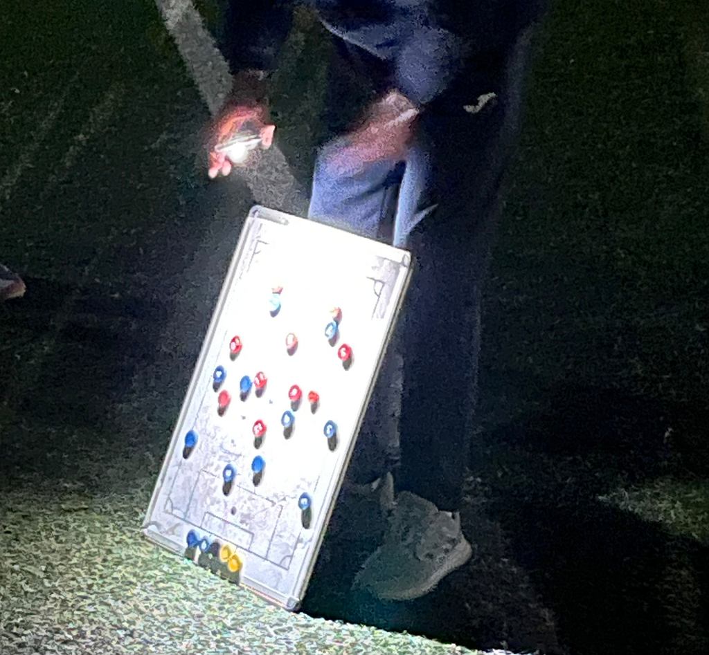 Trener podświetlający tablicę po treningu. Jupitery gasną równo o godz. 22