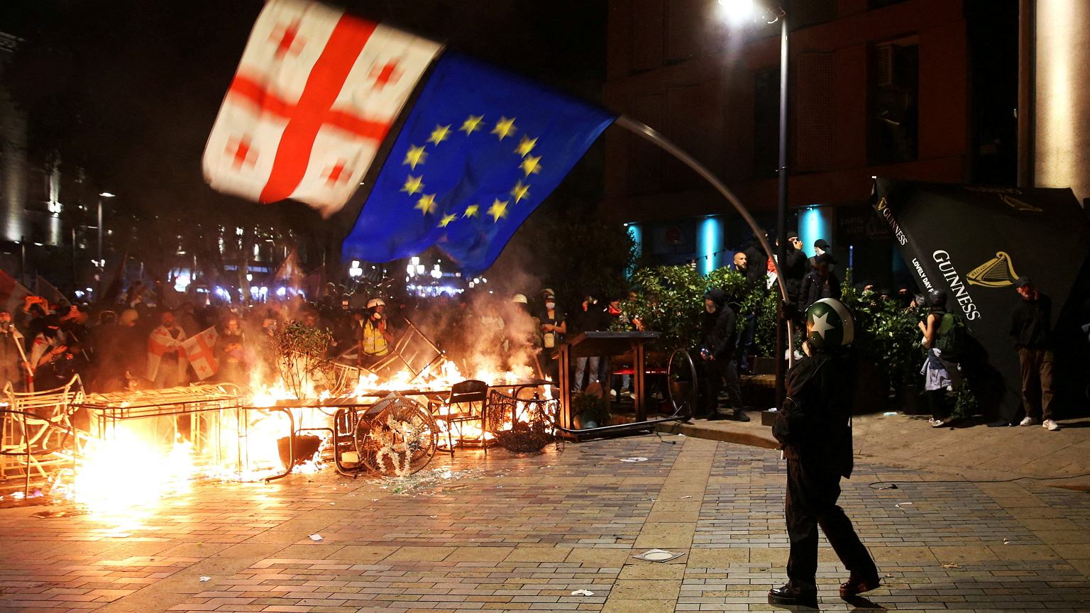 Władze Gruzji użyły broni chemicznej z I wojny światowej przeciw protestującym. 'Paliło'