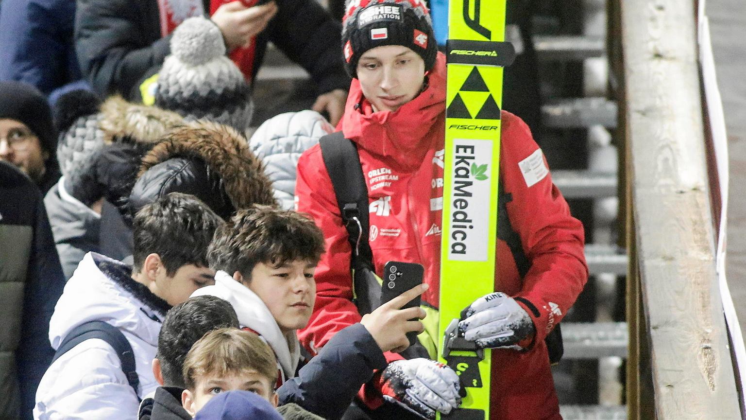 Ma 18 lat i już jest najlepszym polskim skoczkiem. Fanki mają specjalne prośby