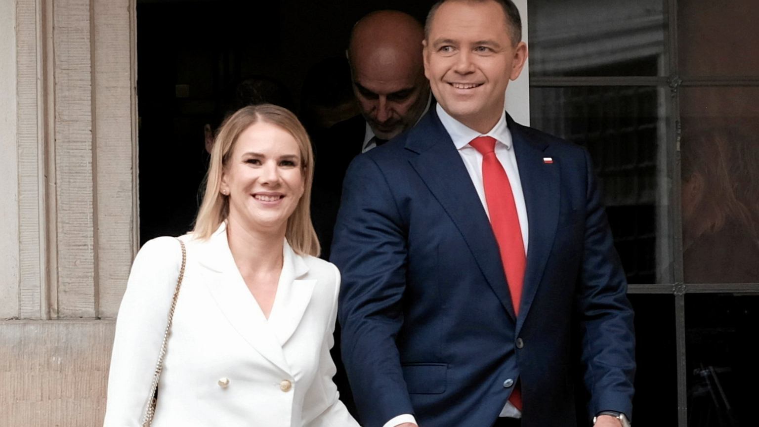 Marta Nawrocka wystawiła sukienkę na licytację. Aktualna cena? Lepiej usiądźcie