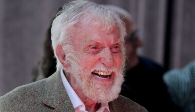 Dick Van Dyke koñczy 100 lat! Legendarny aktor Hollywood ma prawie pó³ wieku m³odsz± ¿onê