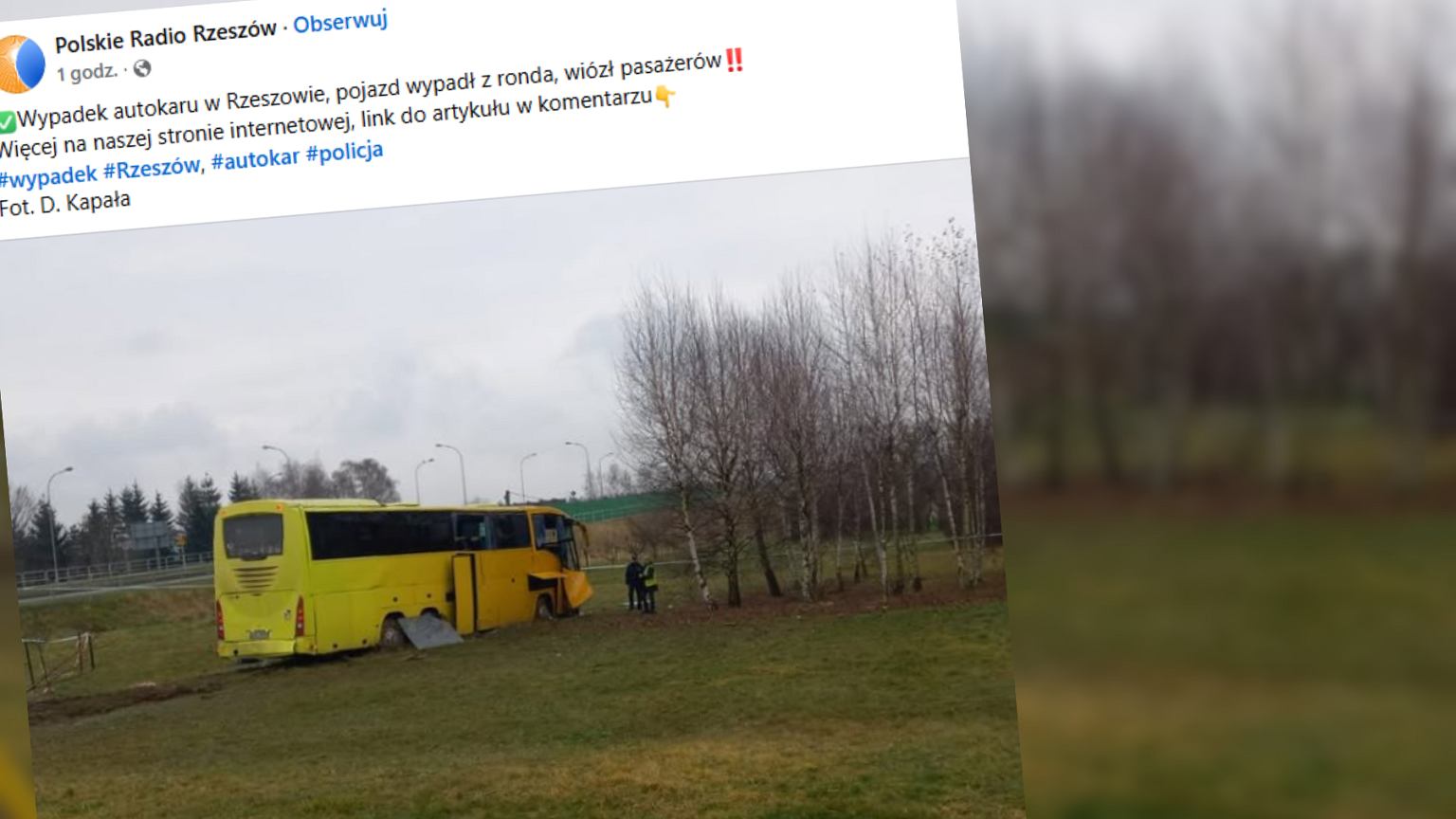 Wypadek autokaru w Rzeszowie. Przejechał przez rondo i wypadł z drogi. 10 osób rannych