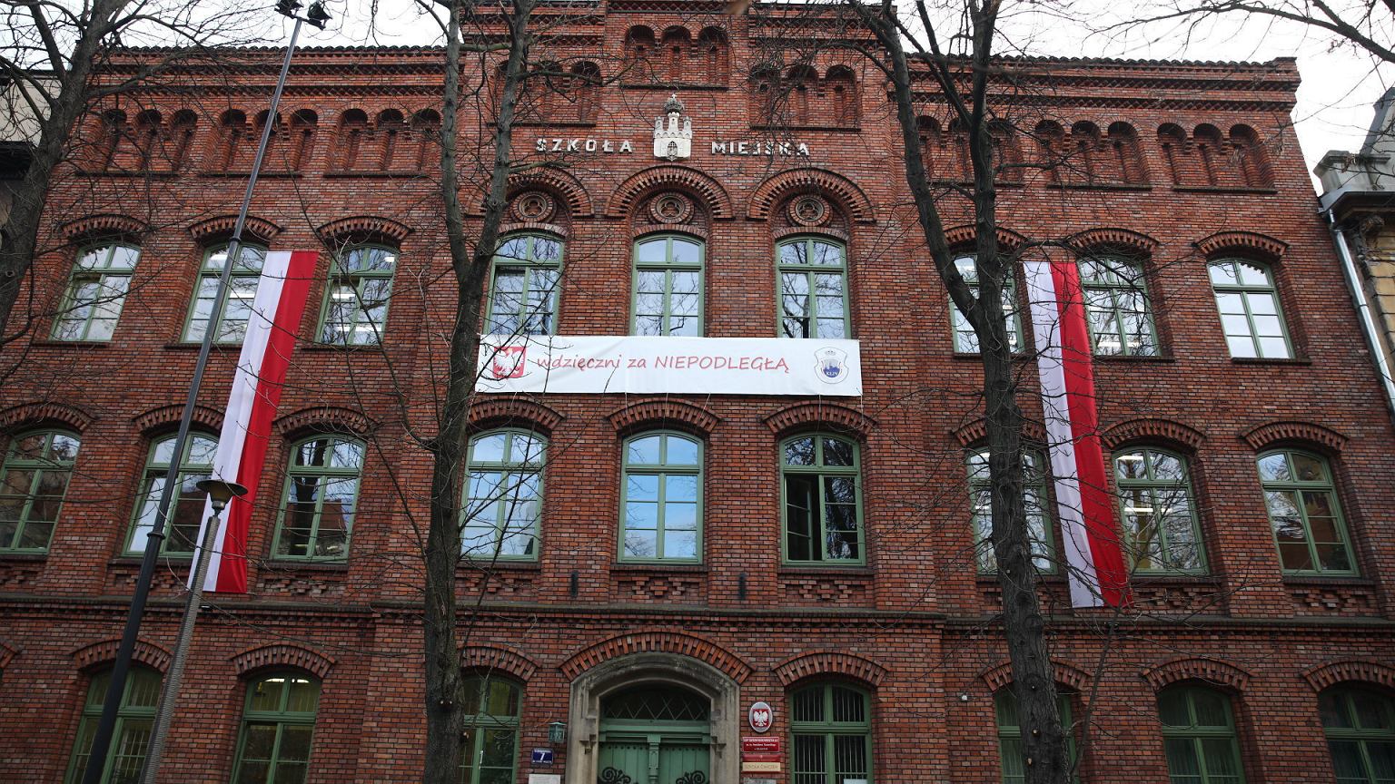 Afera w Krakowie. Dyrektor kazał uczniowi ściąć włosy w czasie lekcji. Jest nowy komunikat