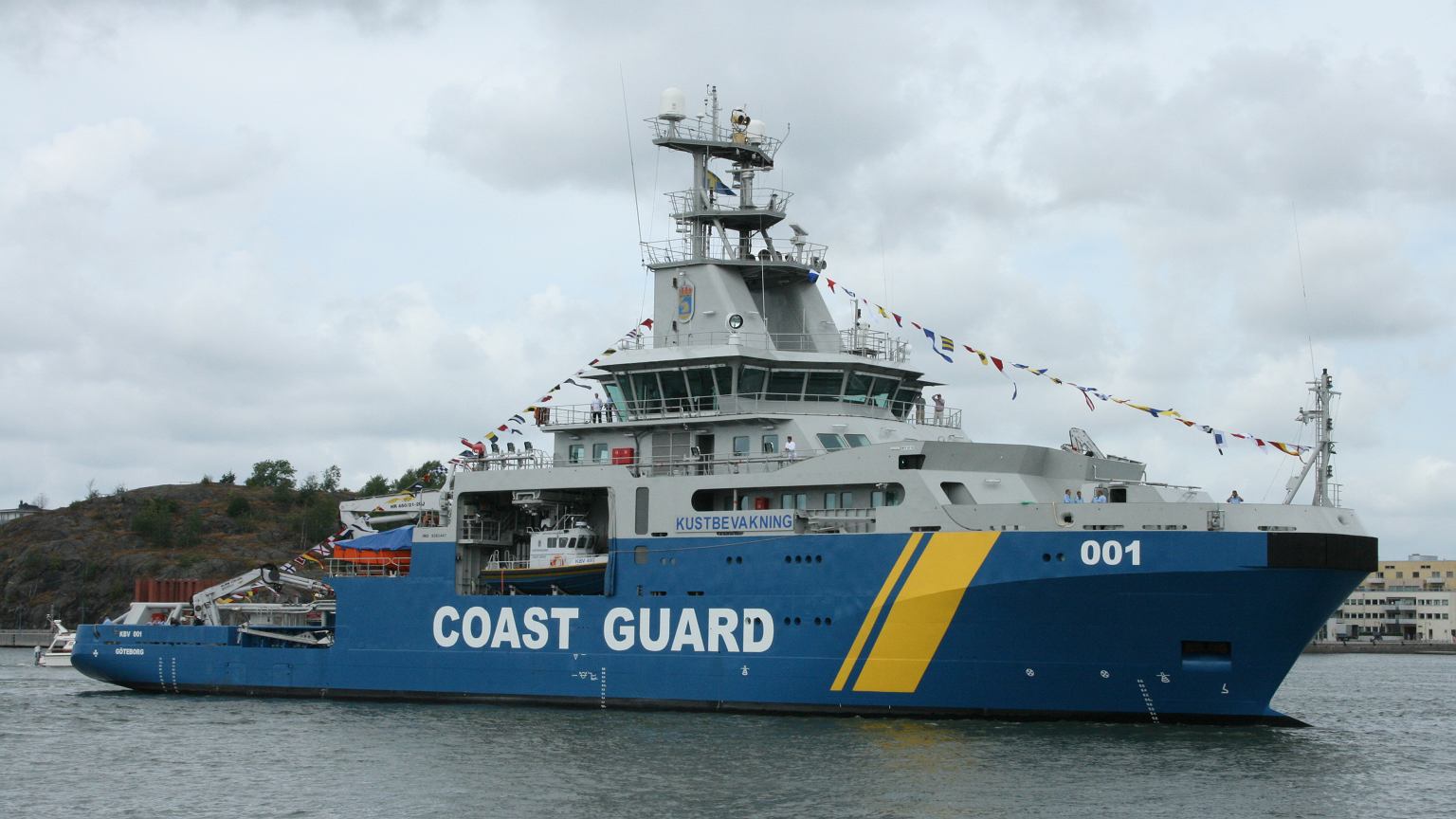 Szwedzkie służby na pokładzie rosyjskiego frachtowca. W tle unijne i amerykańskie sankcje