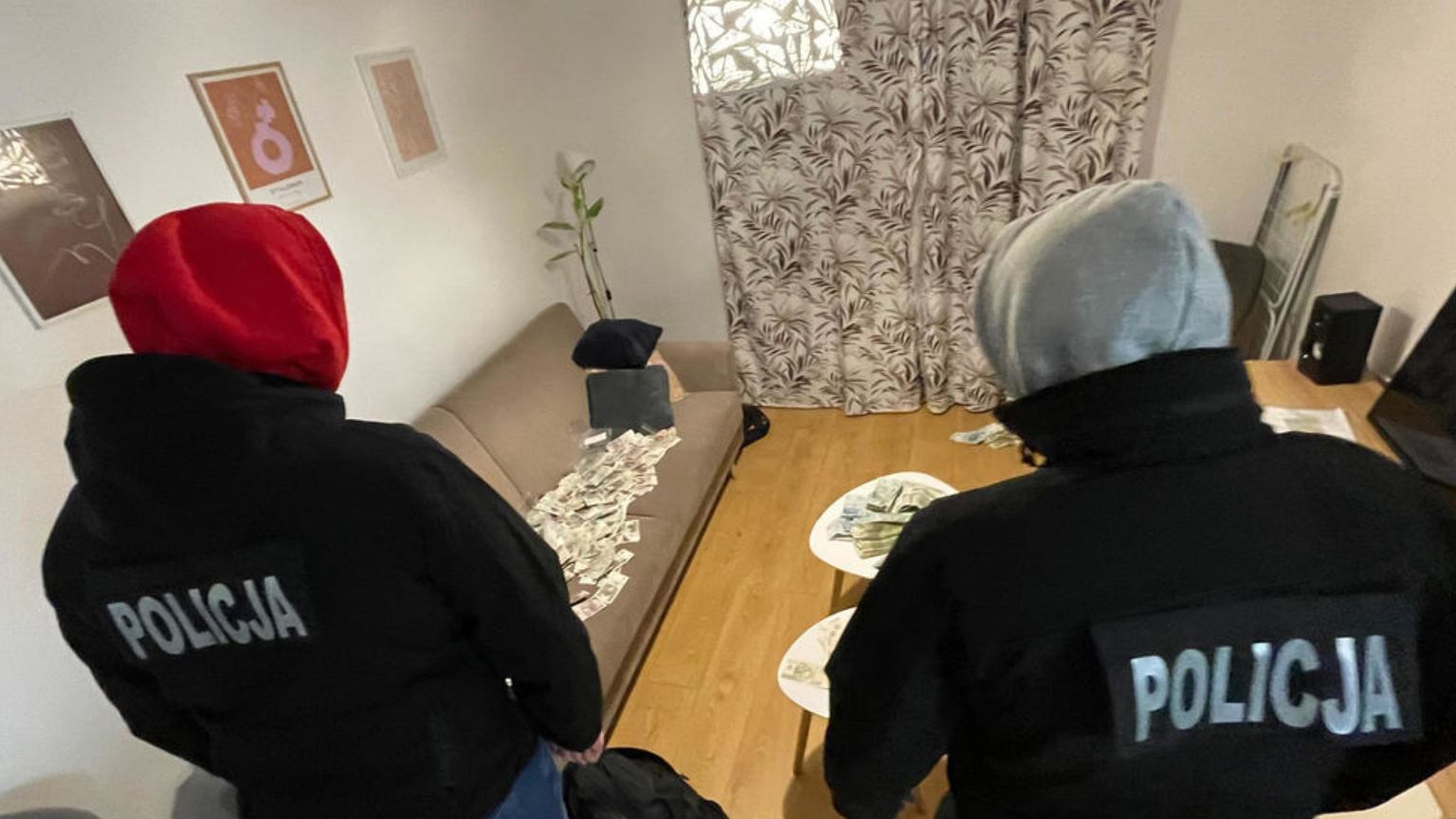 Województwo pomorskie. Włamał się do domu w wigilijny wieczór. Wyniósł w workach milion złotych