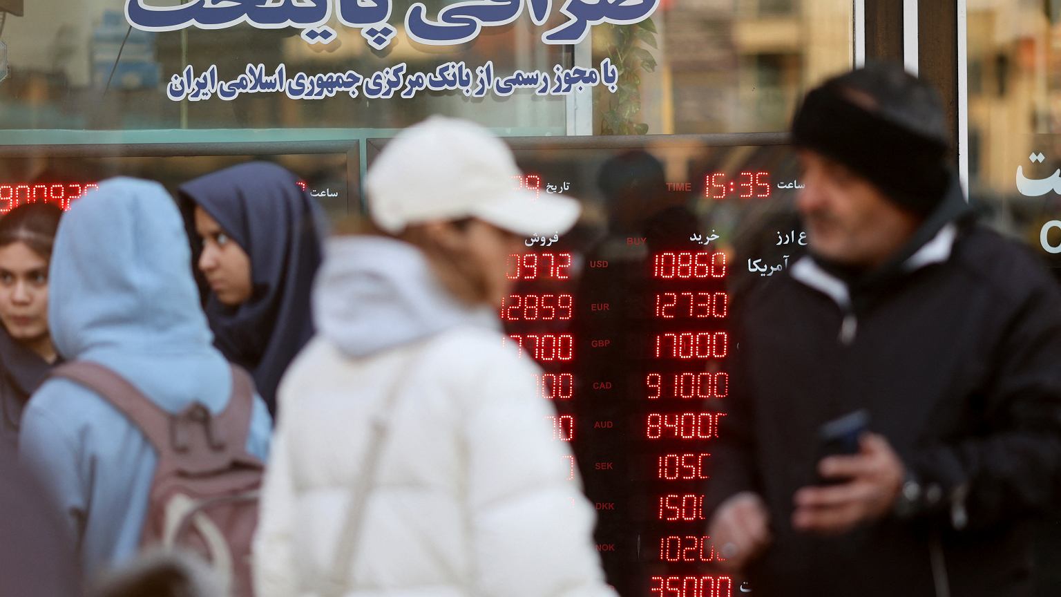 Iran na krawędzi. Inflacja eksplodowała, dolar drogi jak nigdy. Szef banku centralnego zrezygnował