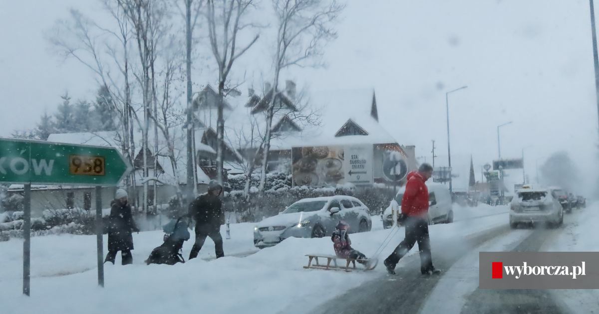 Trudne warunki pogodowe w całej Polsce. Paraliż komunikacyjny w Zakopanem. Zebrał się sztab kryzysowy [NA ŻYWO] - Wyborcza.pl