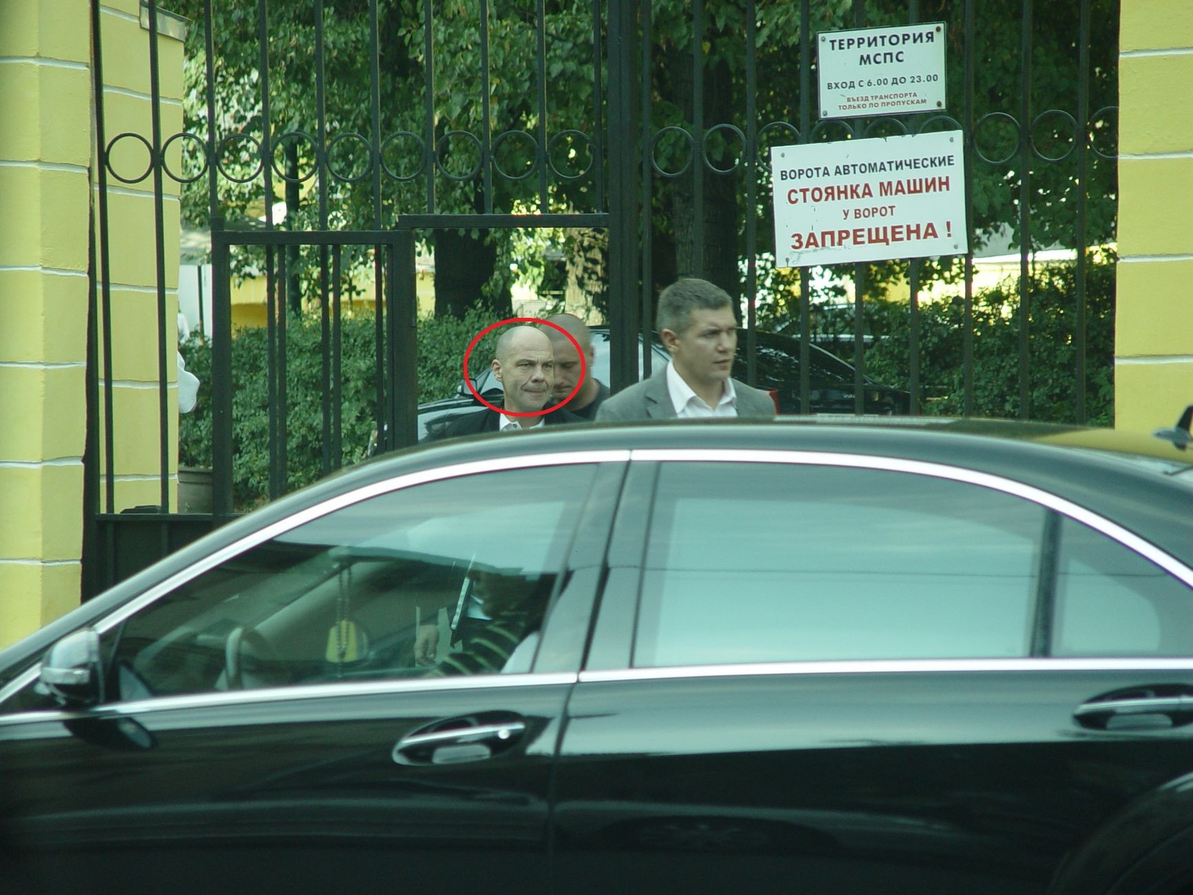 Jewgienij Dwoskin z ochroniarzami na ulicy w Moskwie 