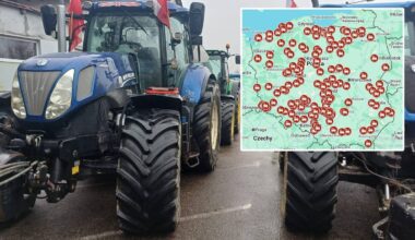 Traktory rolnicze zaparkowane na tle mapy Polski z zaznaczonymi punktami protest&oacute;w.