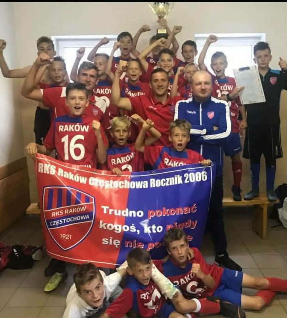 Zespół z rocznika 2006 Akademii Rakowa. W środku Piotr Lenartowski i Łukasz Tomczyk