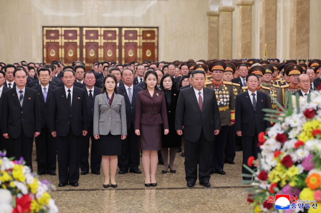 Kim Jong Un odwiedza Pałac Kumsusan, w środku jego córka Kim J-ae
