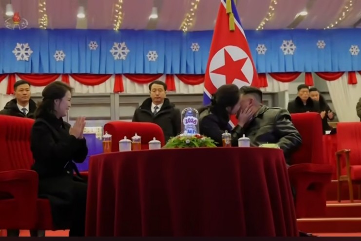 Kim Dzong Un wziął udział w noworocznym przedstawieniu wraz z żoną Ri Sol-ju i córką Kim Ju-ae. Ju-ae pocałowała Przewodniczącego Kima w policzek zaraz po odliczaniu do Nowego Roku