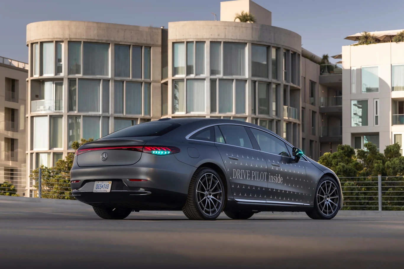 Autonomiczne Mercedesy z turkusowymi światłami pojawią się na razie tylko w Kalifornii i Nevadzie
