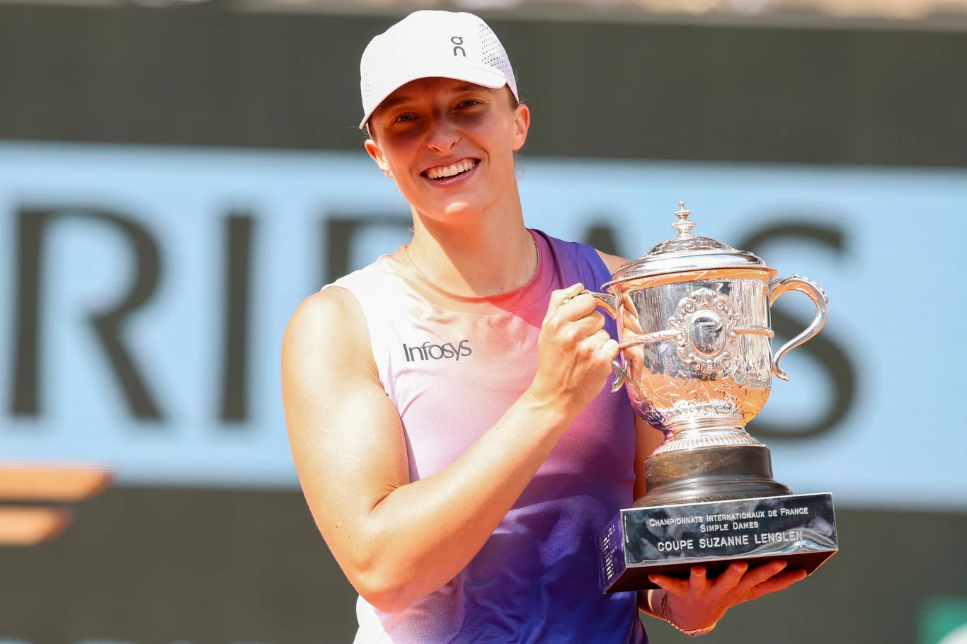 Iga Świątek z trofeum z kortów Rolanda Garrosa