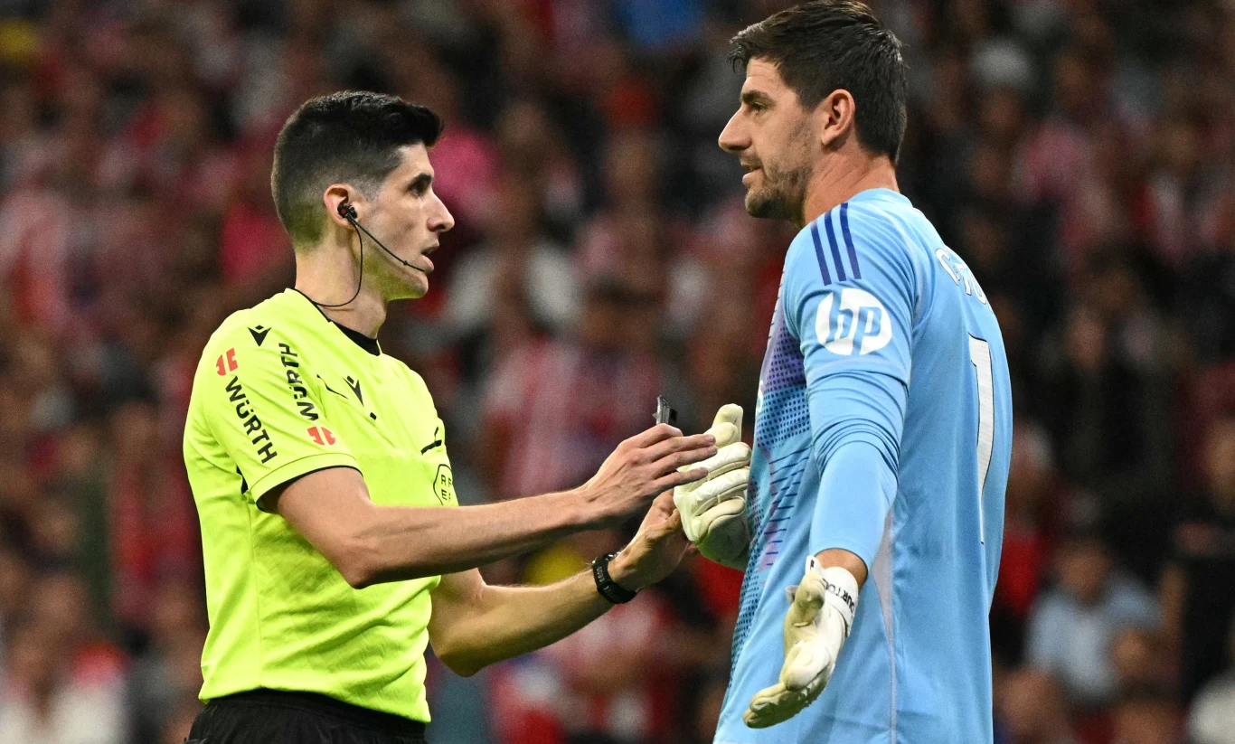 Thibaut Courtois w rozmowie z arbitrem meczu Atletico - Real Thibaut Courtois w rozmowie z arbitrem meczu Atletico - Real