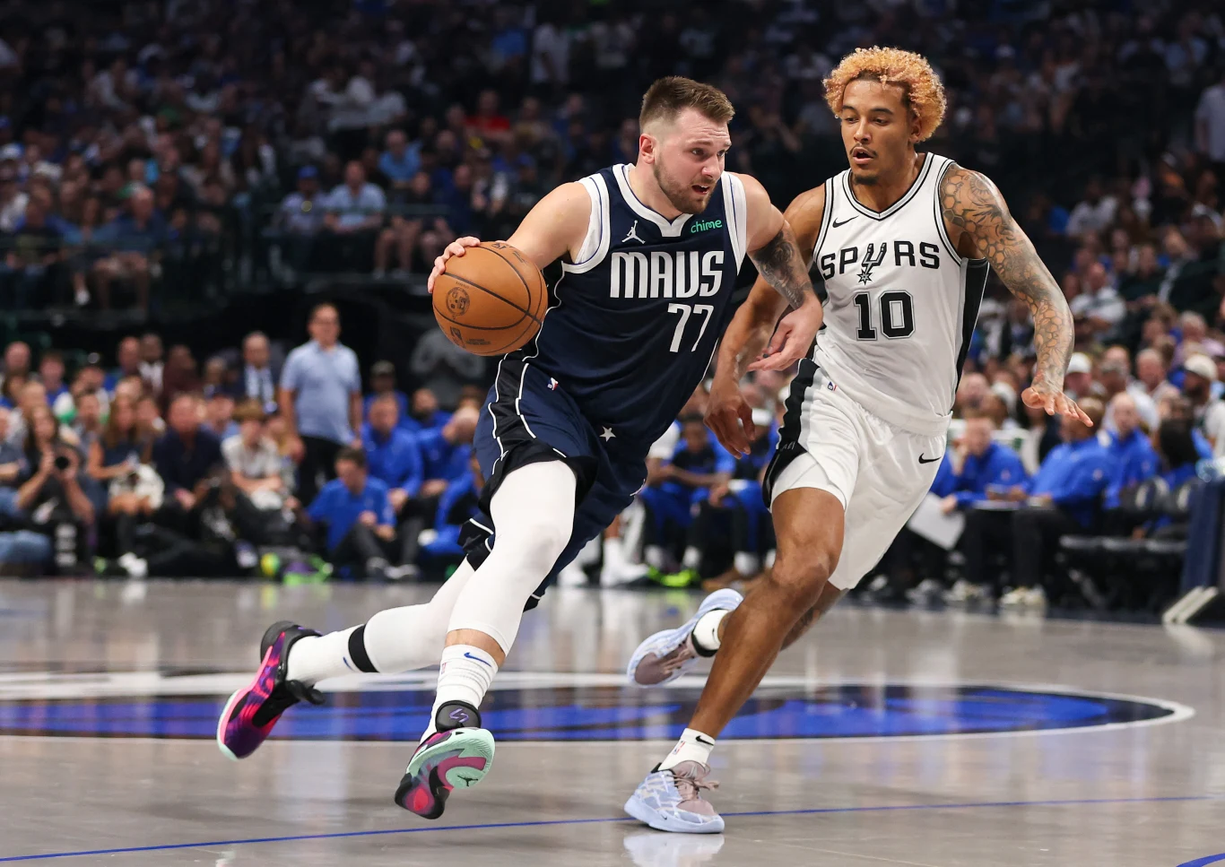 NBA. Jeremy Sochan w boiskowej walce przeciwko gwieździe Dallas Mavericks, Luce Doncziciowi