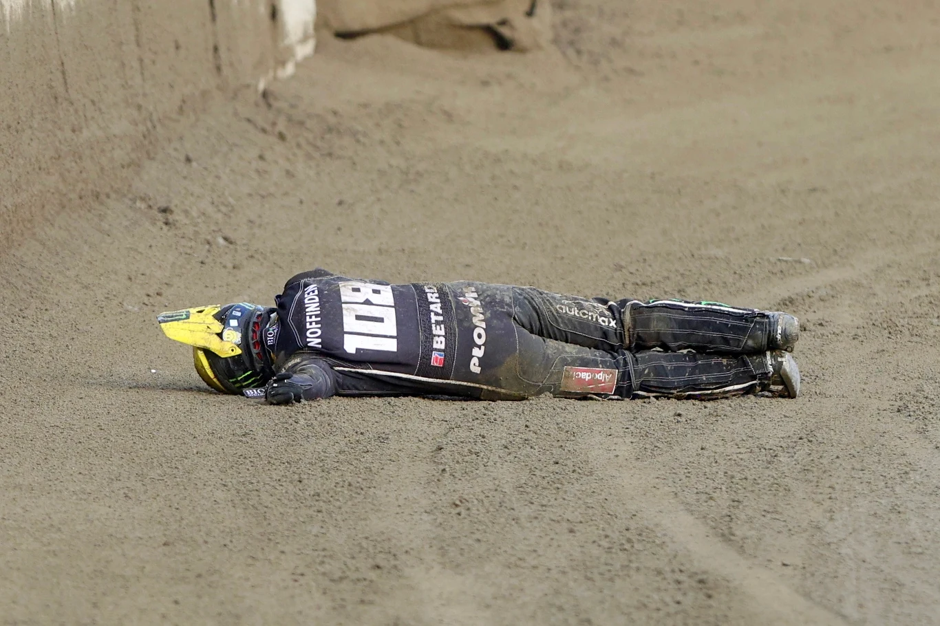 Tai Woffinden po upadku w Grand Prix w Gorzowie 2024.