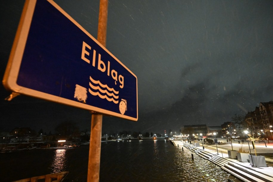 Wysoki poziom wody w rzece Elbląg, widziany na wysokości Bulwaru Zygmunta Augusta (30 grudnia 2025) /Andrzej Jackowski /PAP