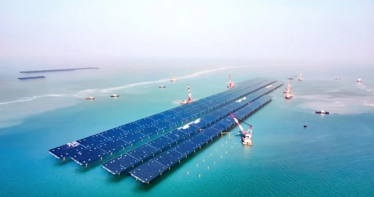 Największa na świecie otwarta morska elektrownia słoneczna. Tak, w Chinach!