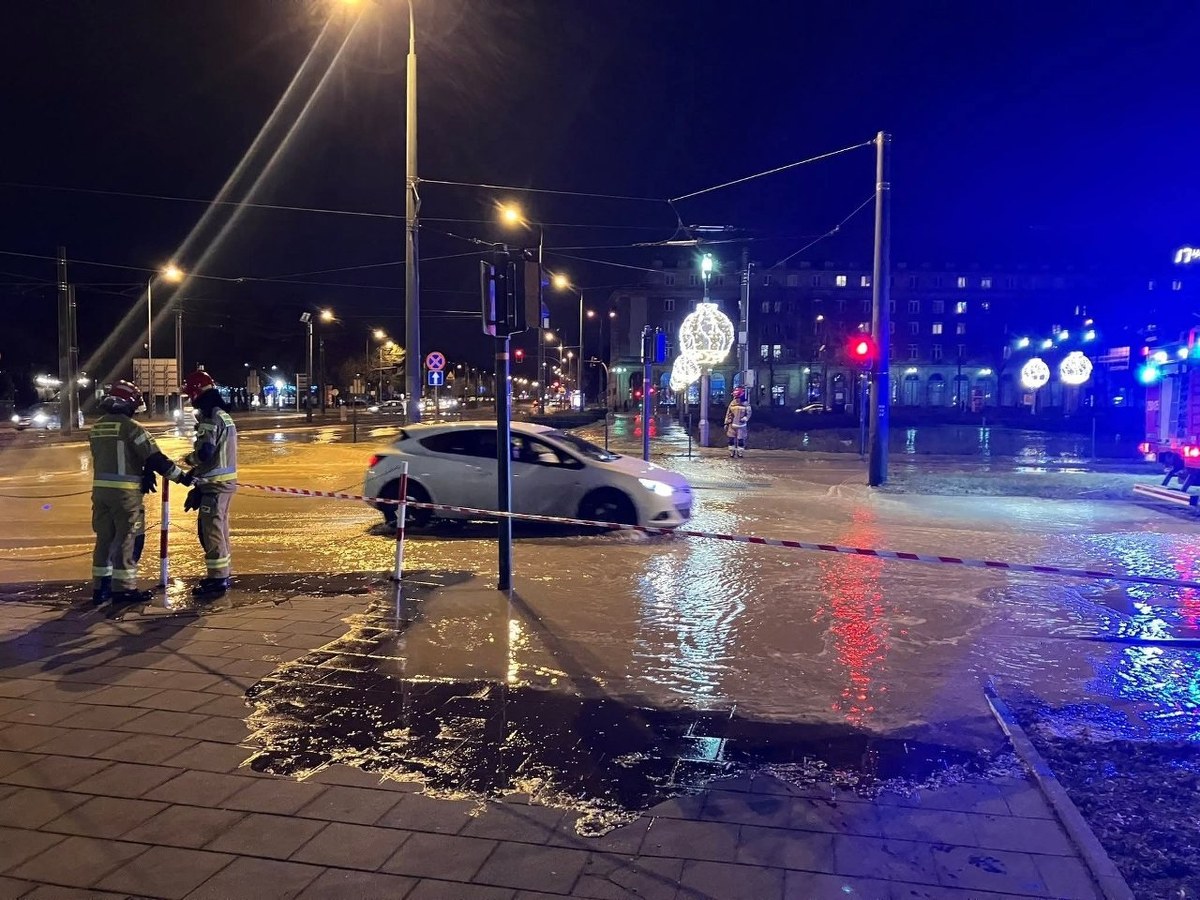 Awaria wodociągów. Zalany Plac Centralny w Nowej Hucie